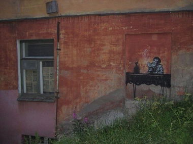 Graffiti Street Art in Murmansk - Photo by Curvalibre - stencil, curva, libre (2012)