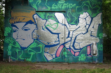 Graffiti Wall in Hamburg - Photo by DEKA - CHARACTER, CHROME, SQUIESDIN