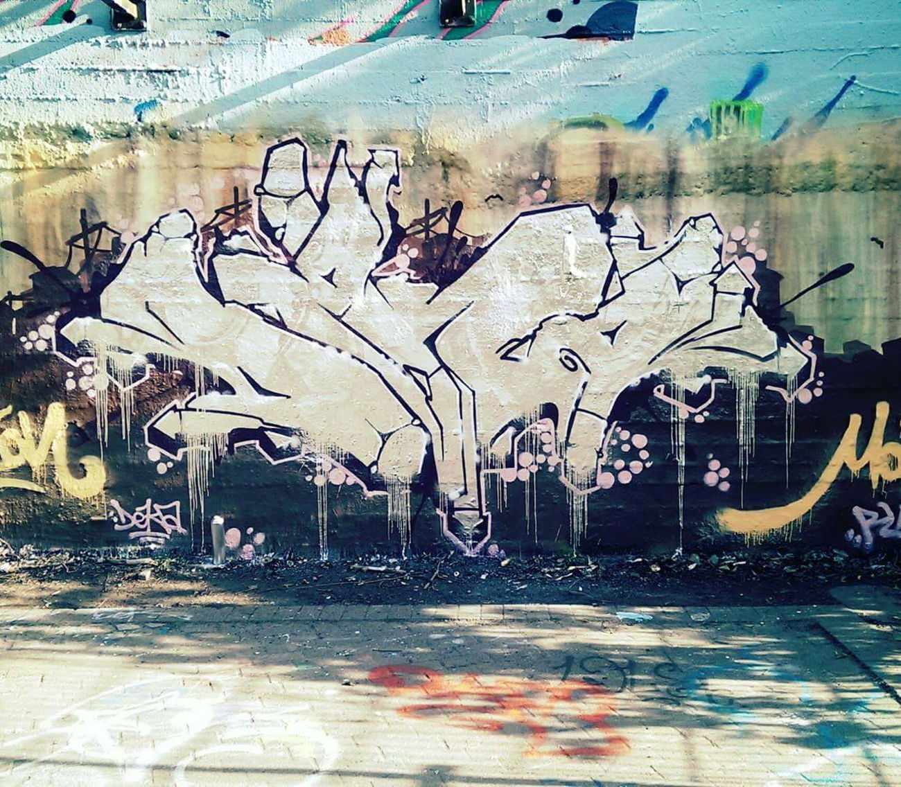 Graffiti Wall - Photo by DEKA - chrome, shiny, dripps (2015)