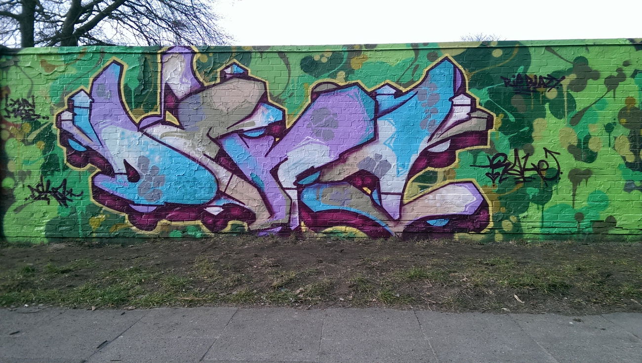 Graffiti Wall in Volksparkstrasse hamburg - Photo by DEKA (2014)