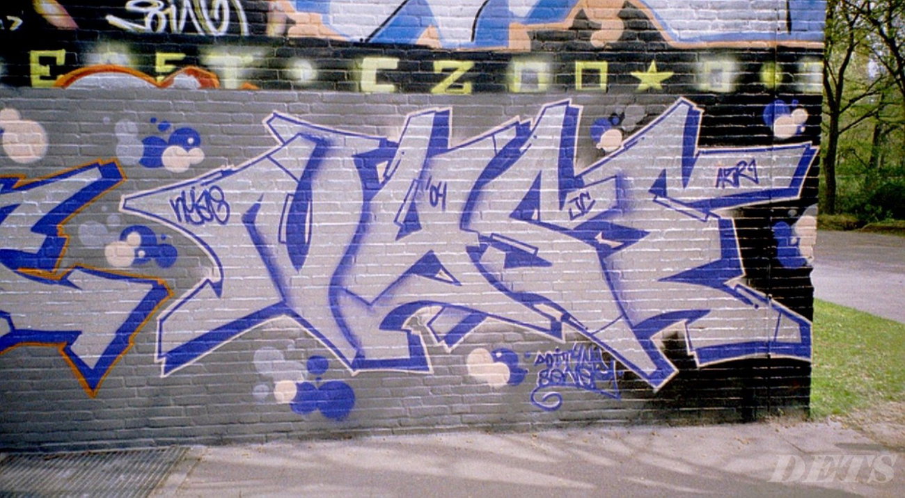 Graffiti Wall - Photo by DETS - nyse, jc-azr (2004)