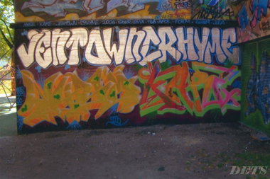 Graffiti Wall - Photo by DETS - nyse, kare (2006)
