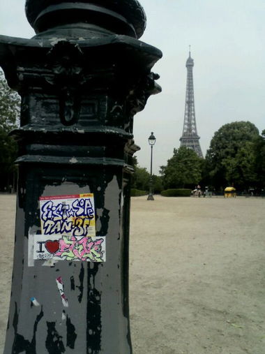 Graffiti Street Art - Photo by DIRK - Sticker, SOPE&EIS.T, Paris (2013)