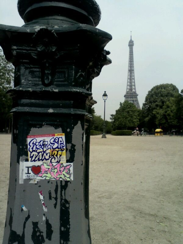 Graffiti Street Art - Photo by DIRK - Sticker, SOPE&EIS.T, Paris (2013)
