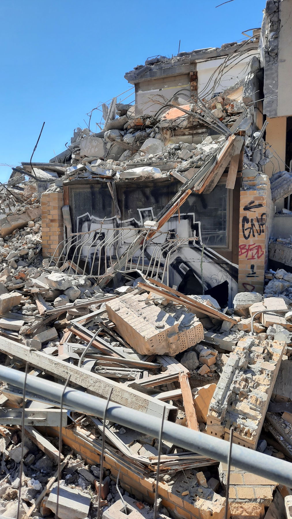 Graffiti Bombing - Photo by DISOE - fda (2019)