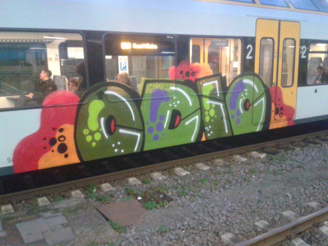 Graffiti Train - Photo by DOHE - odio, emon, oms (2015)