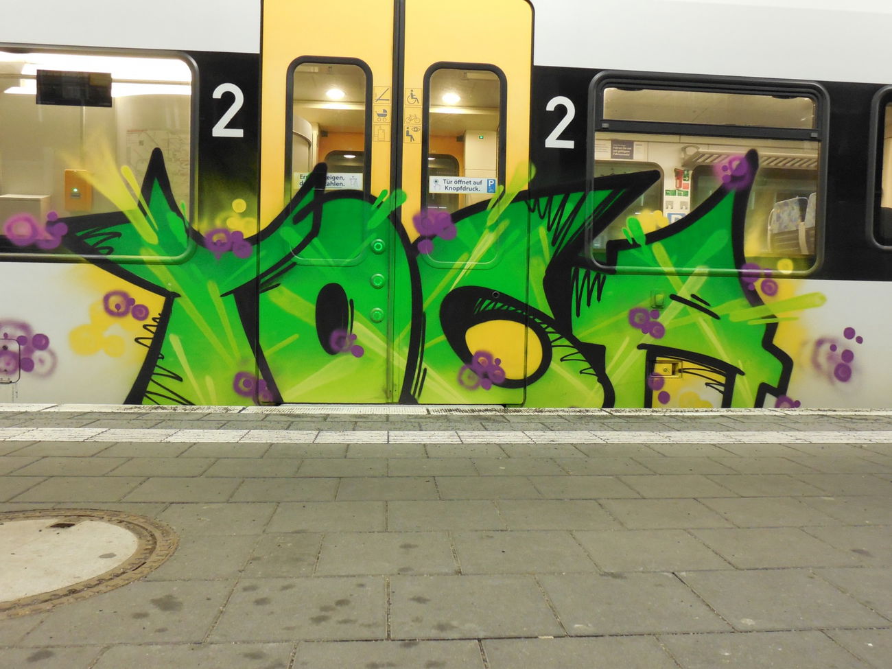 Graffiti Train in Münster - Photo by DOHE - Yoga, eqt, münster (2016)