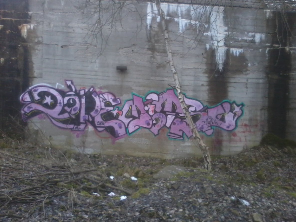 Graffiti Wall - Photo by DOVE1 - dejw, mits