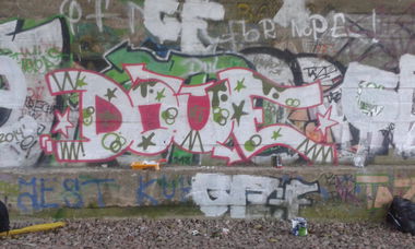 Graffiti Bombing - Photo by DOVE1 - lajt, w, dzien