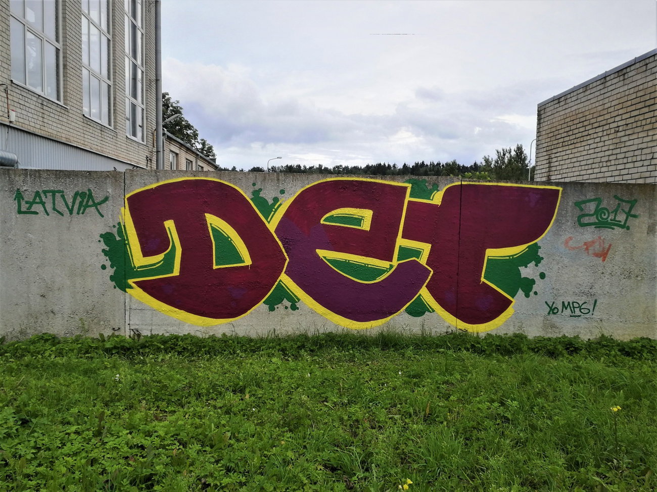 Graffiti Wall - Photo by DTR1 - simple, trainline, vilnius (2017)