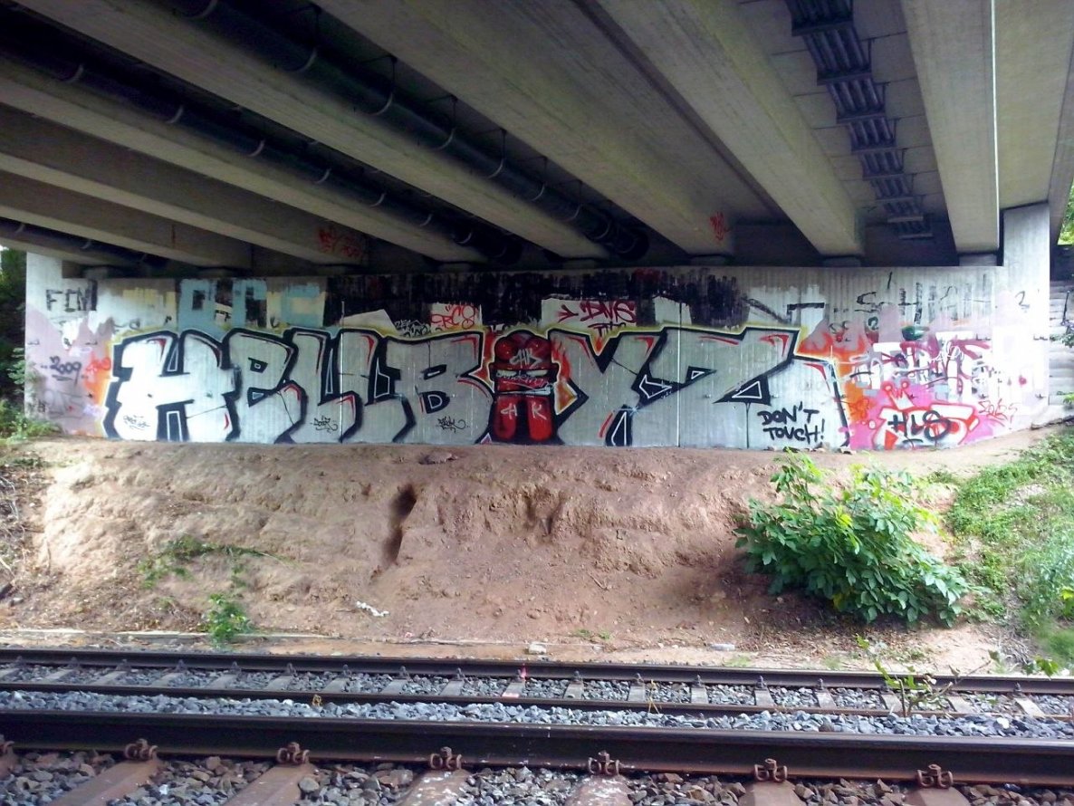 Graffiti Wall - Photo by DailySick - HLS, HELLBOYS, PIUK