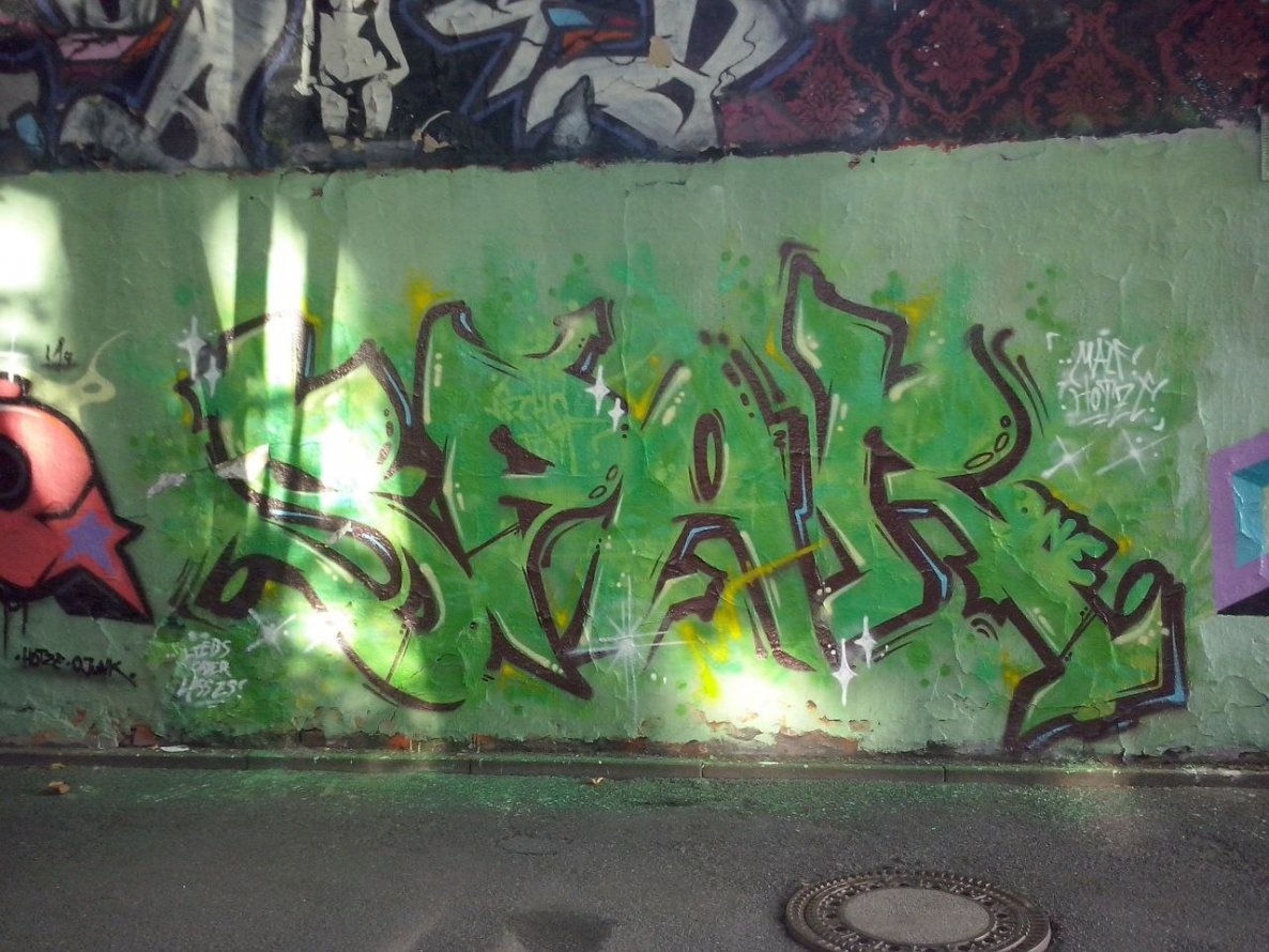 Graffiti Wall - Photo by DailySick - HALL, BT, ROSENAU