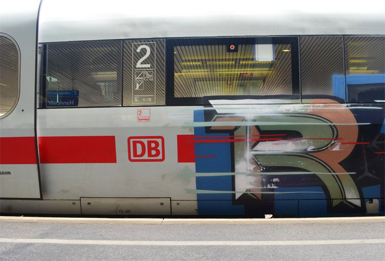 Graffiti Train - Photo by Dauer_Welle - DB, RACHE