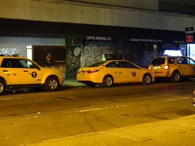 Graffiti Bombing in New york - Photo by Daydreamer - nyc, throwup, newyork