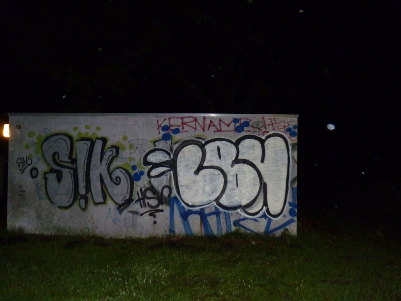 Graffiti Bombing - Photo by Daydreamer - lbh, hsv, grafitti (2015)