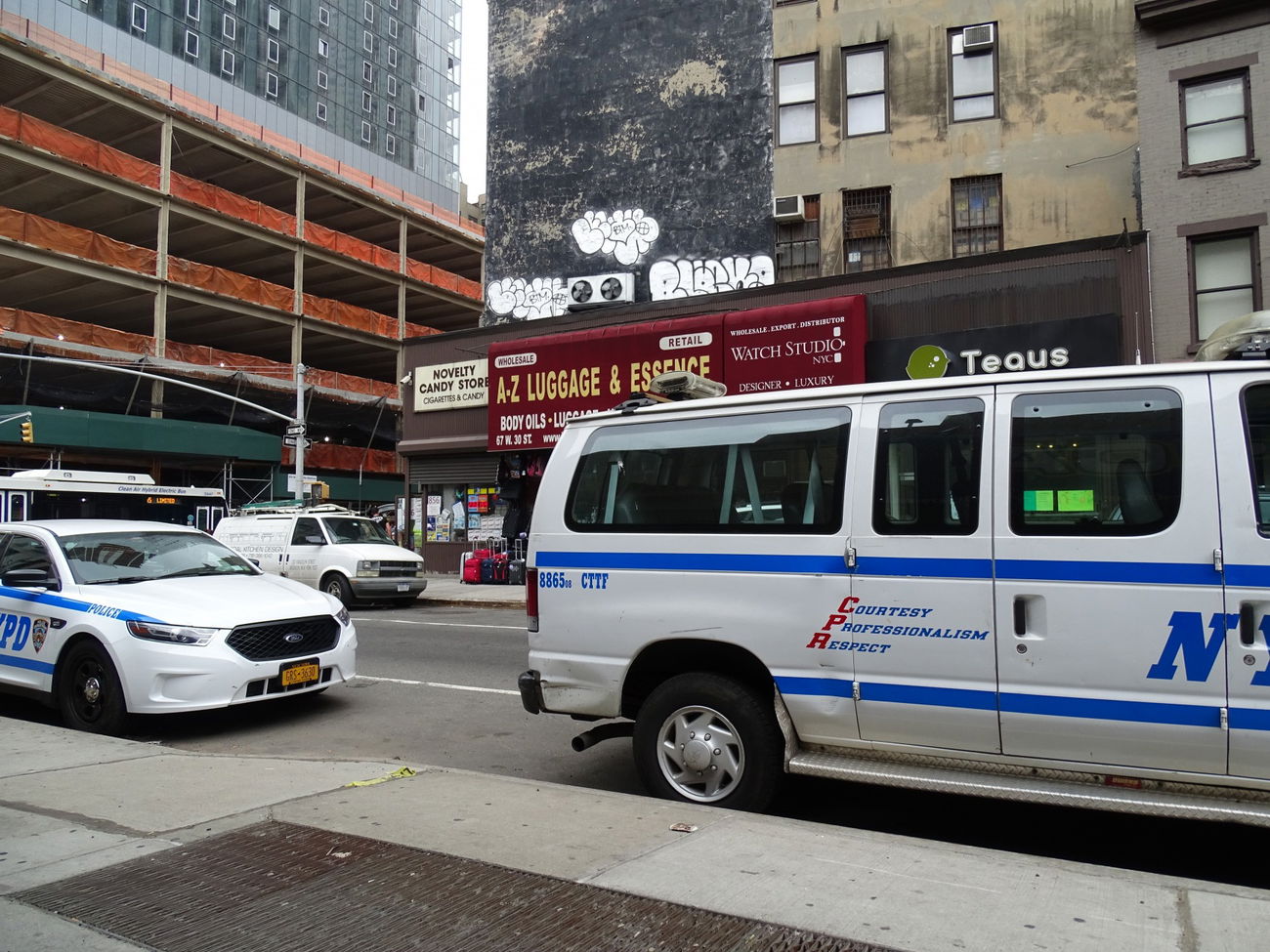 Graffiti Bombing in New york chelsea - Photo by Daydreamer - nyc, throwup, newyork