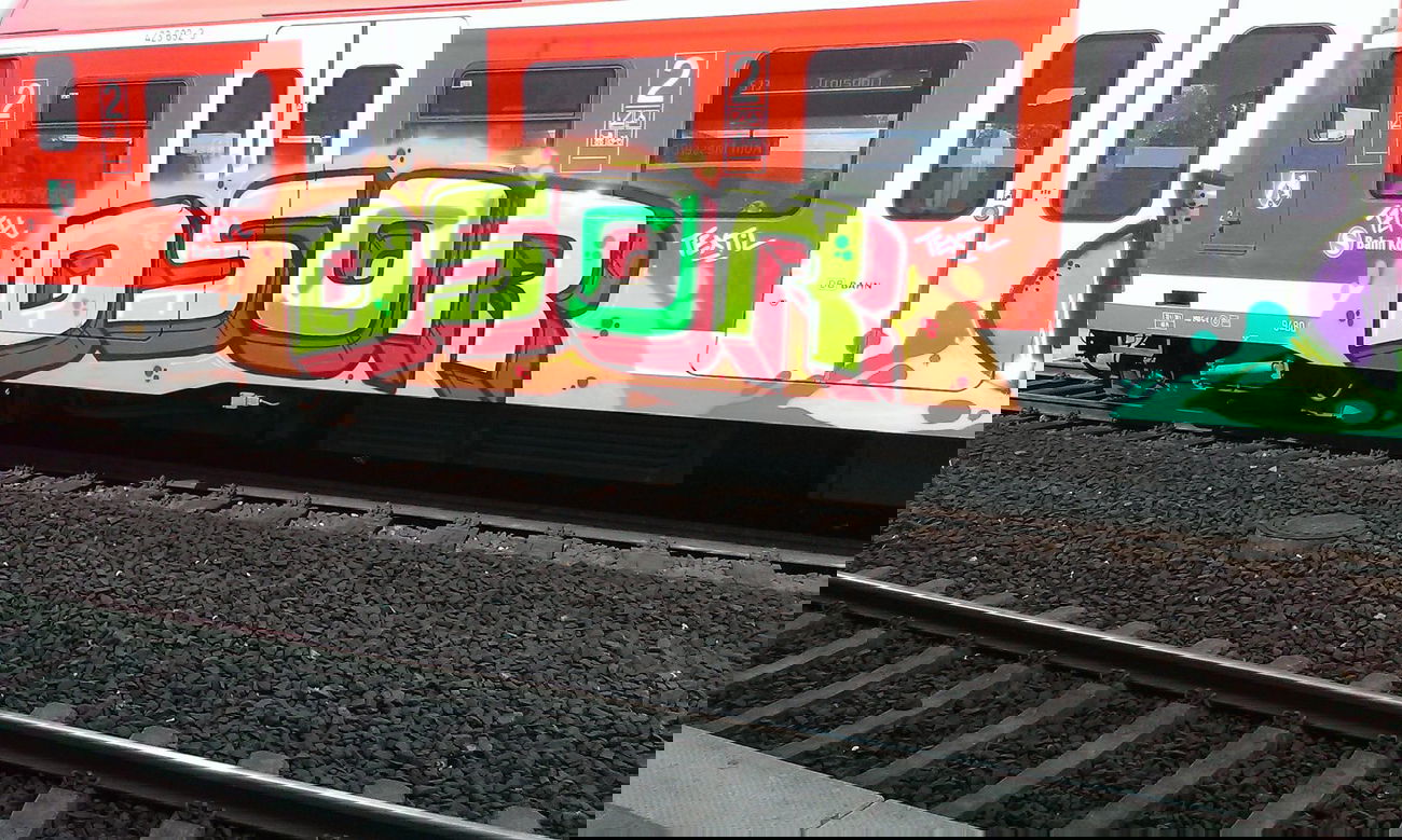 Graffiti Train - Photo by Dead07Monkey - Dsor