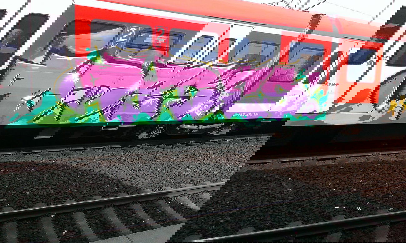 Graffiti Train - Photo by Dead07Monkey - Odes