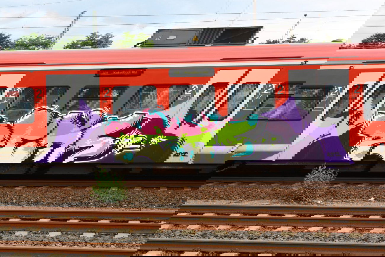 Graffiti Train - Photo by Dead07Monkey - Pens (2012)