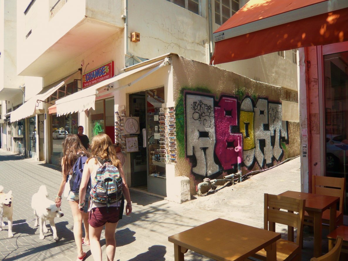 Graffiti Bombing in Tel Aviv - Photo by DeadMachine78