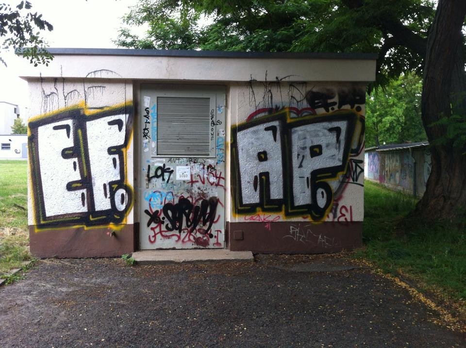 Graffiti Wall - Photo by Deebsn - Ef, Ap, Fais