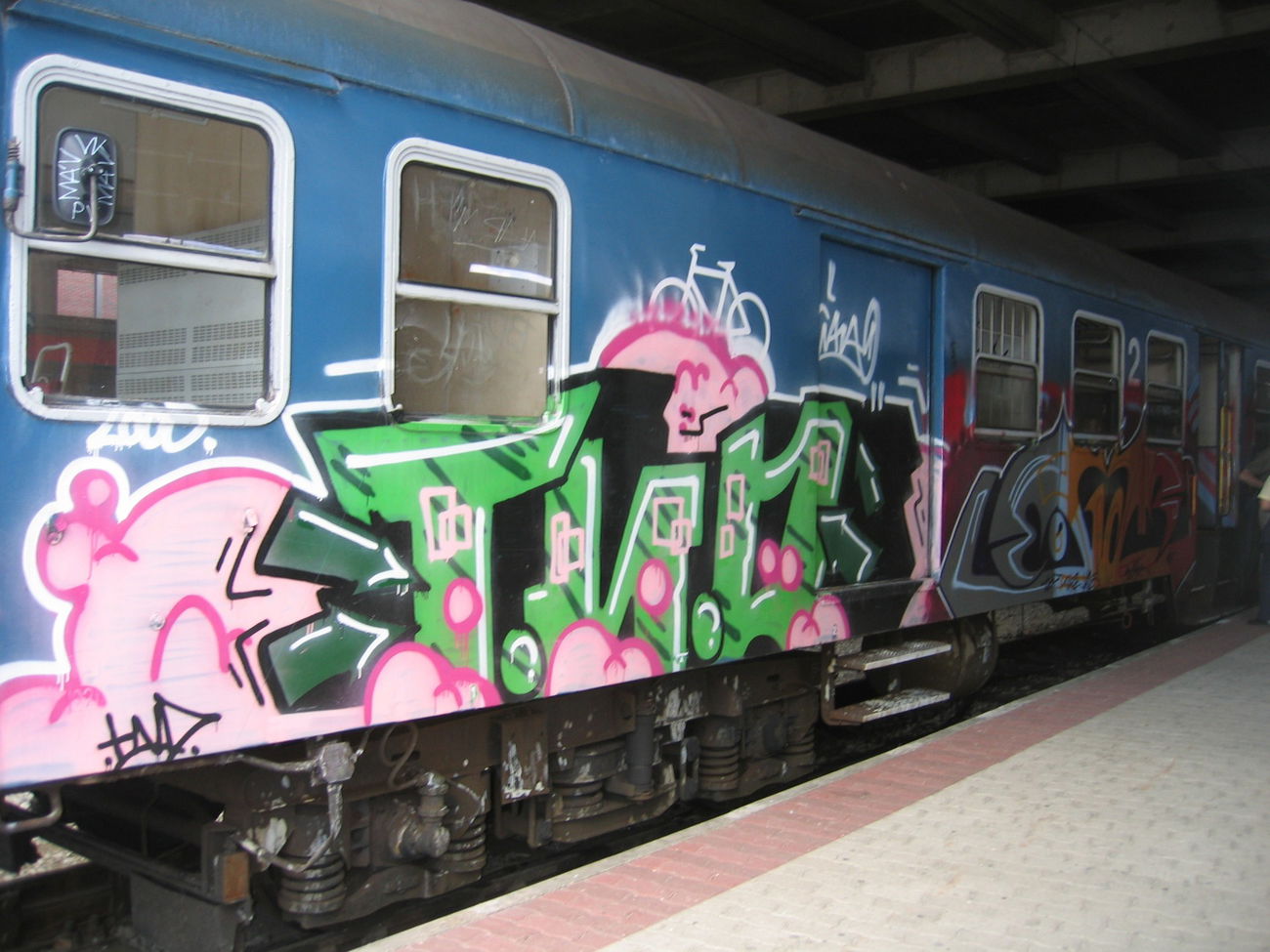 Graffiti Train - Photo by Denguefever - Budapest (2006)