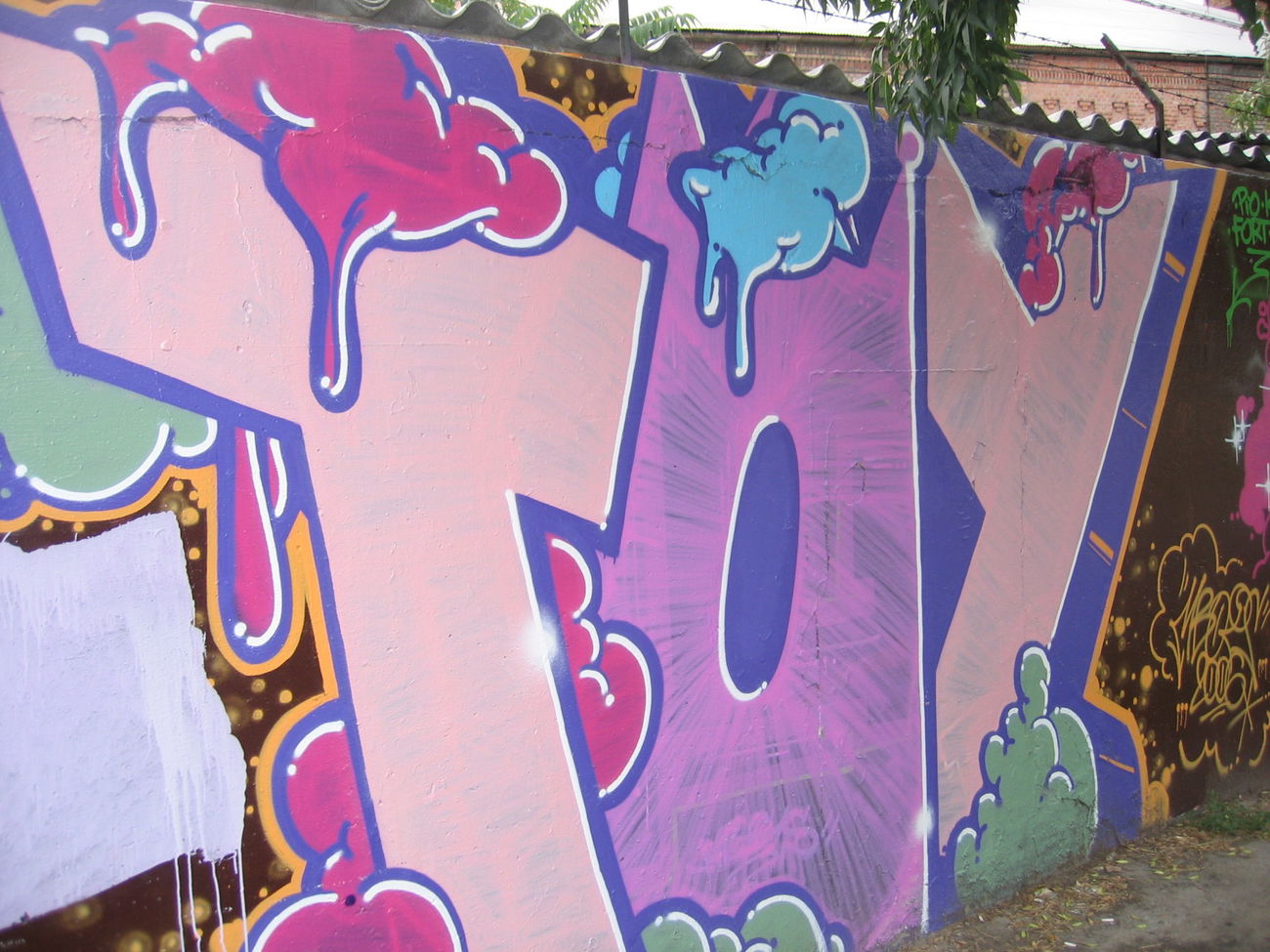 Graffiti Wall - Photo by Denguefever - Budapest (2006)