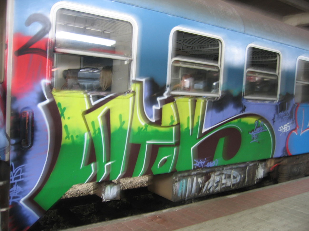 Graffiti Train - Photo by Denguefever - Budapest (2006)