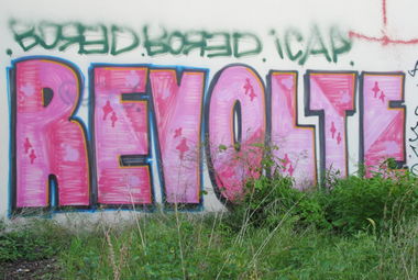 Graffiti Bombing in Berlin - Photo by DerDieDas - Revolte