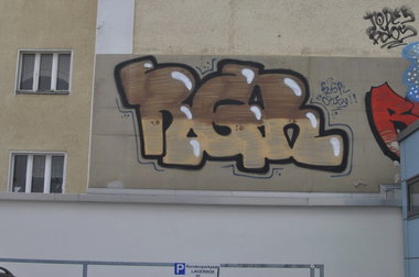 Graffiti Bombing in Berlin - Photo by DerDieDas - Rgr