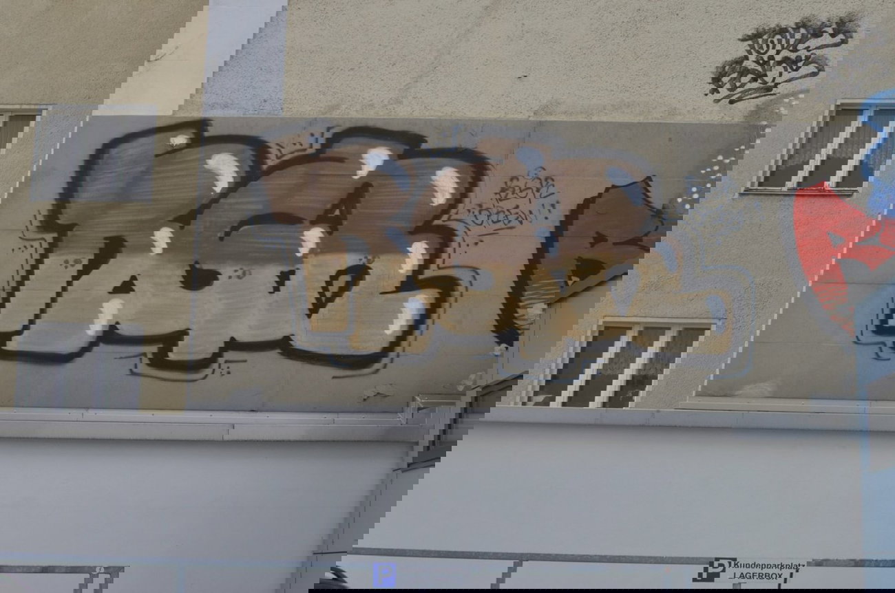 Graffiti Bombing in Berlin - Photo by DerDieDas - Rgr