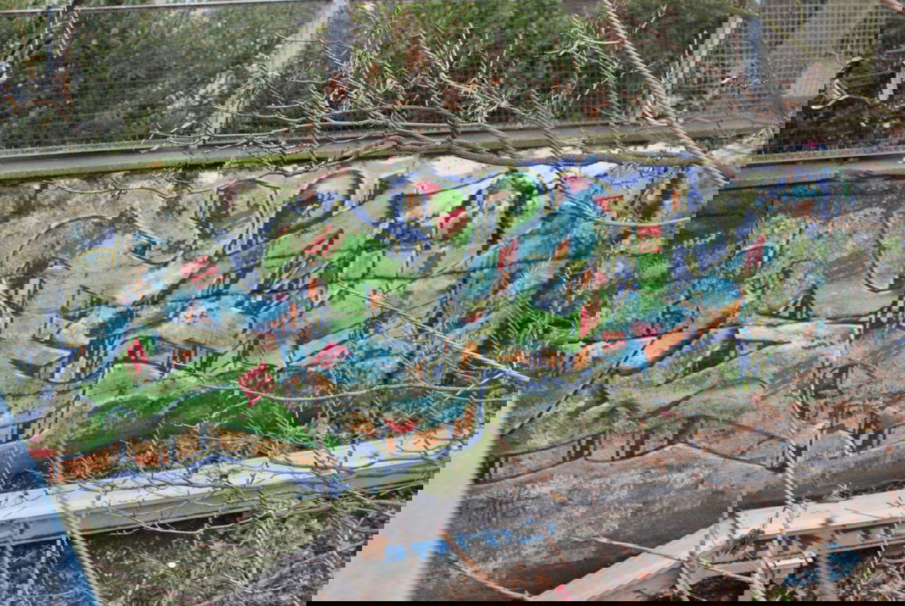 Graffiti Bombing in Berlin - Photo by DerDieDas - Geil