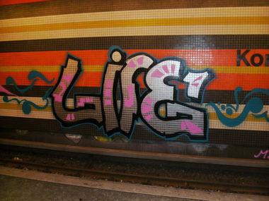 Graffiti Bombing in Berlin - Photo by DerDieDas - Life