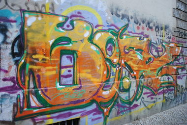 Graffiti Bombing in Berlin - Photo by DerDieDas - Be52