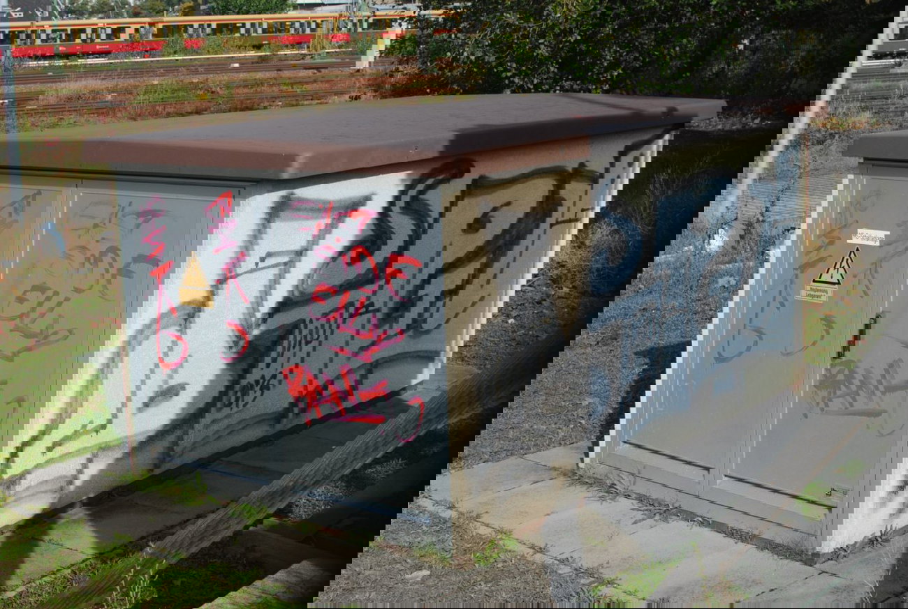 Graffiti Bombing in Berlin - Photo by DerDieDas - Dirty (2013)