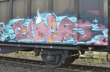 Graffiti Train in Berlin - Photo by DerDieDas - Poms