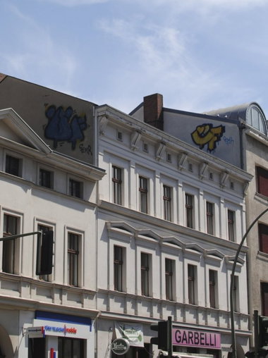 Graffiti Bombing in Berlin - Photo by DerDieDas - Üf