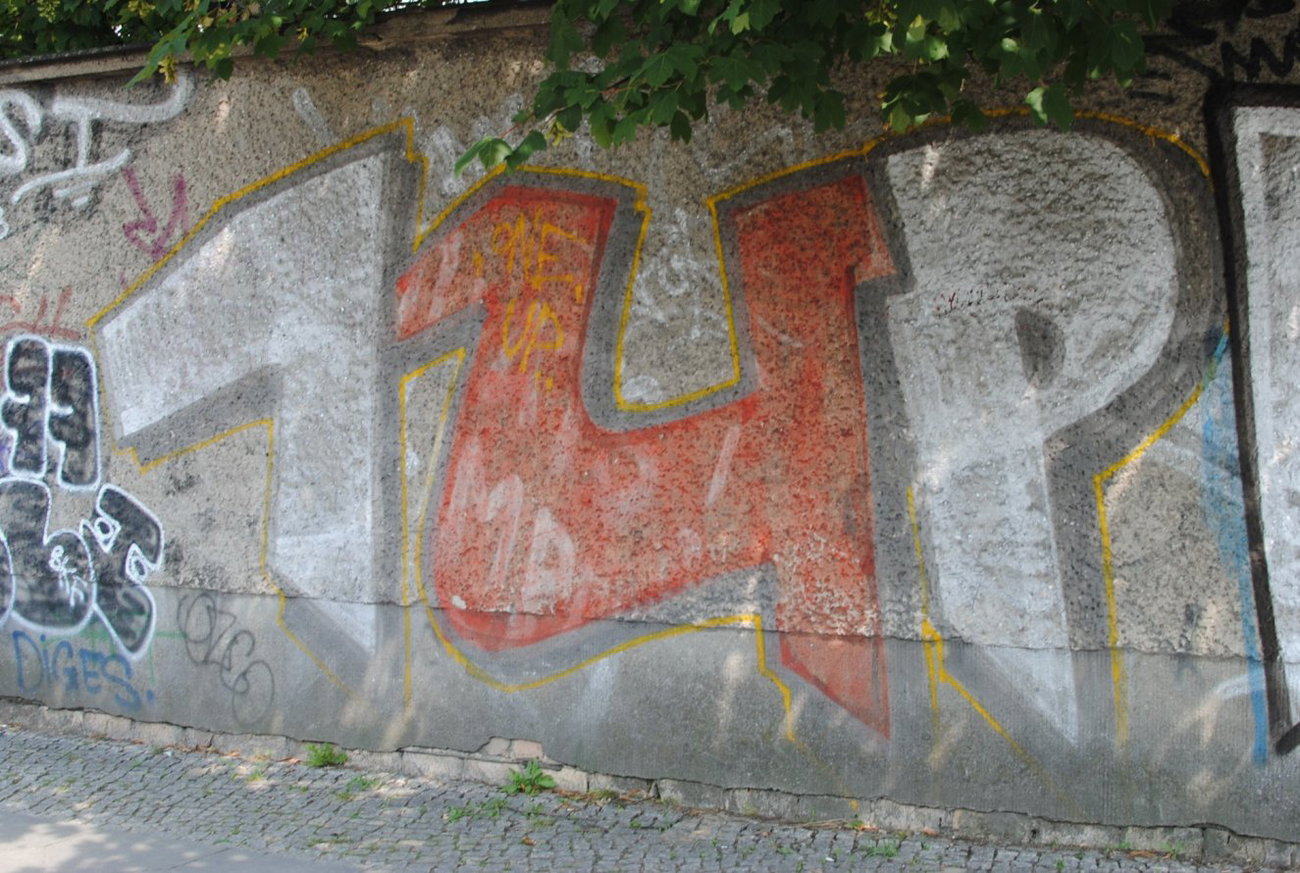 Graffiti Bombing in Berlin - Photo by DerDieDas - 1up