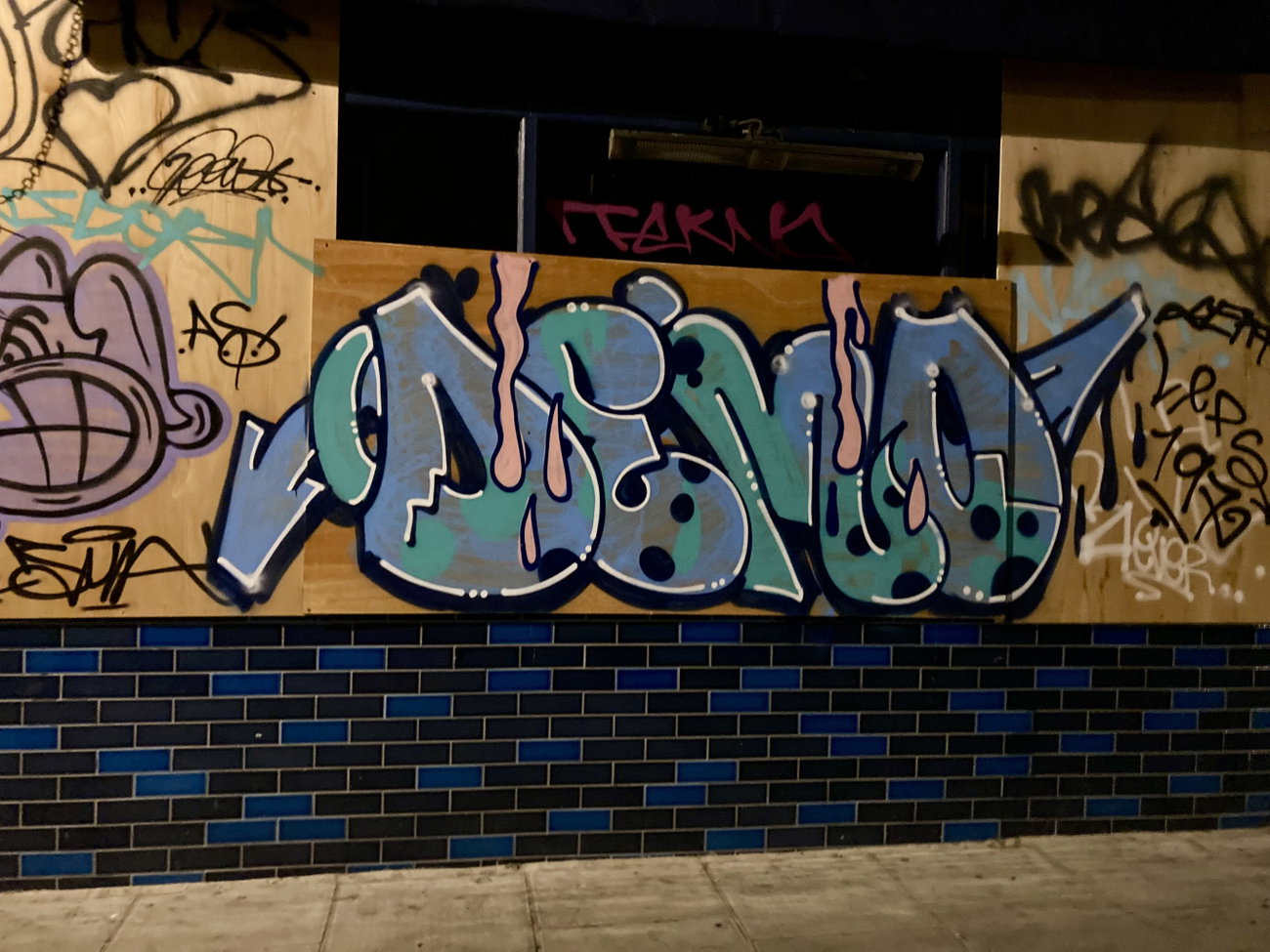 Graffiti Bombing in London - Photo by DerDieDas - Demo