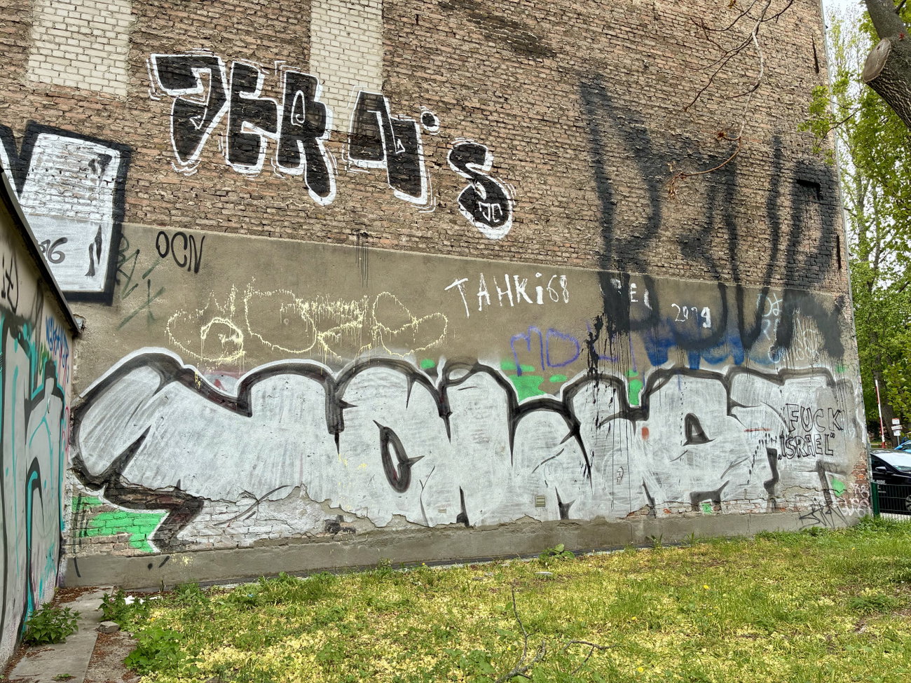 Graffiti Wall in Berlin - Photo by DerDieDas - Yowat, B3VR