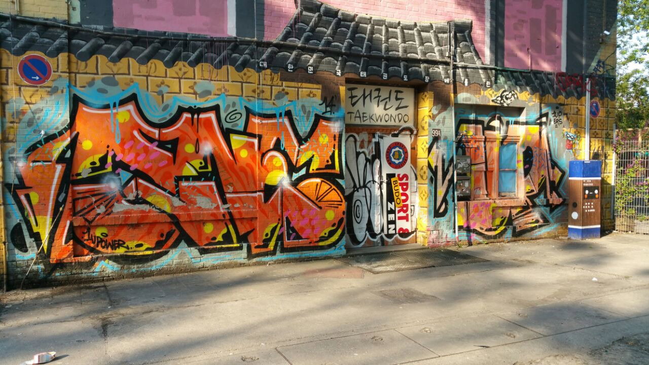 Graffiti Wall - Photo by DerKoeter - 1up, oneup, oneunitedpower