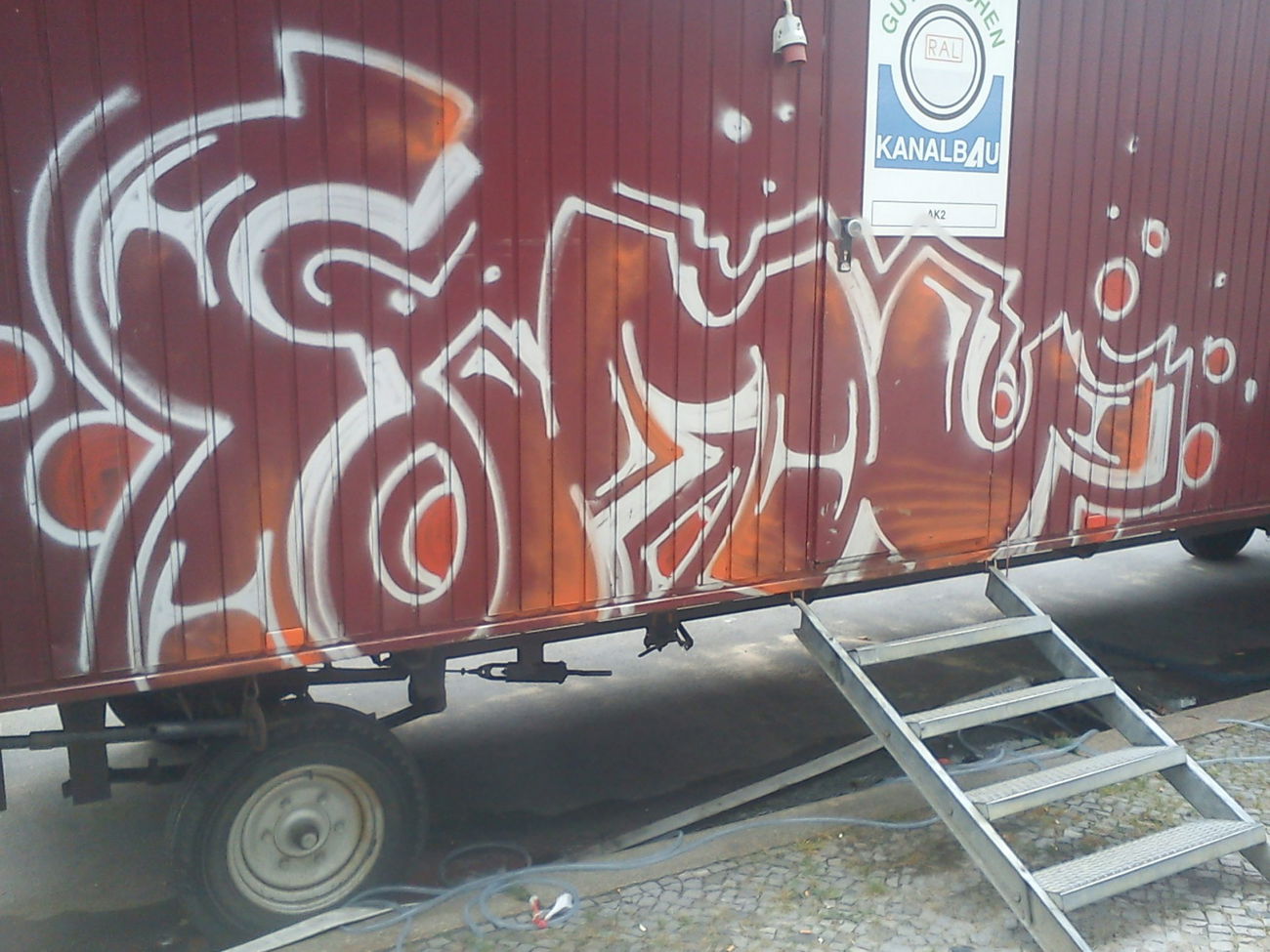 Graffiti Bombing - Photo by DerKoeter - emu, berlin