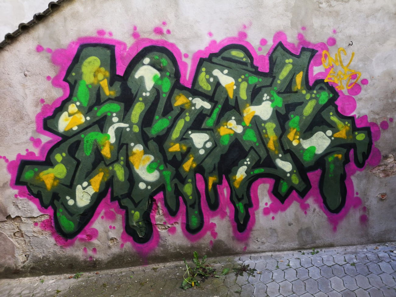 Graffiti Wall - Photo by DerKoeter - emor, eqs, onc (2019)