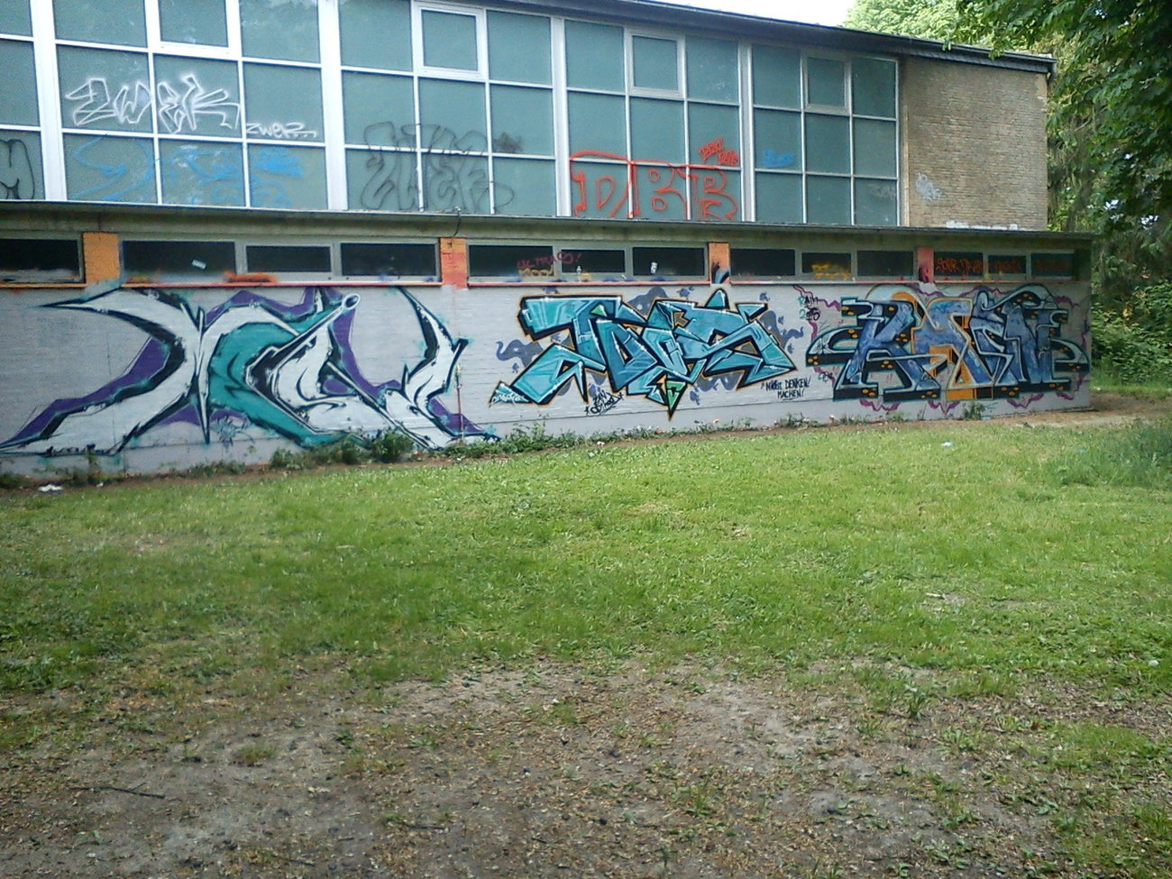 Graffiti Wall - Photo by DerKoeter - meise, toos, rain (2015)