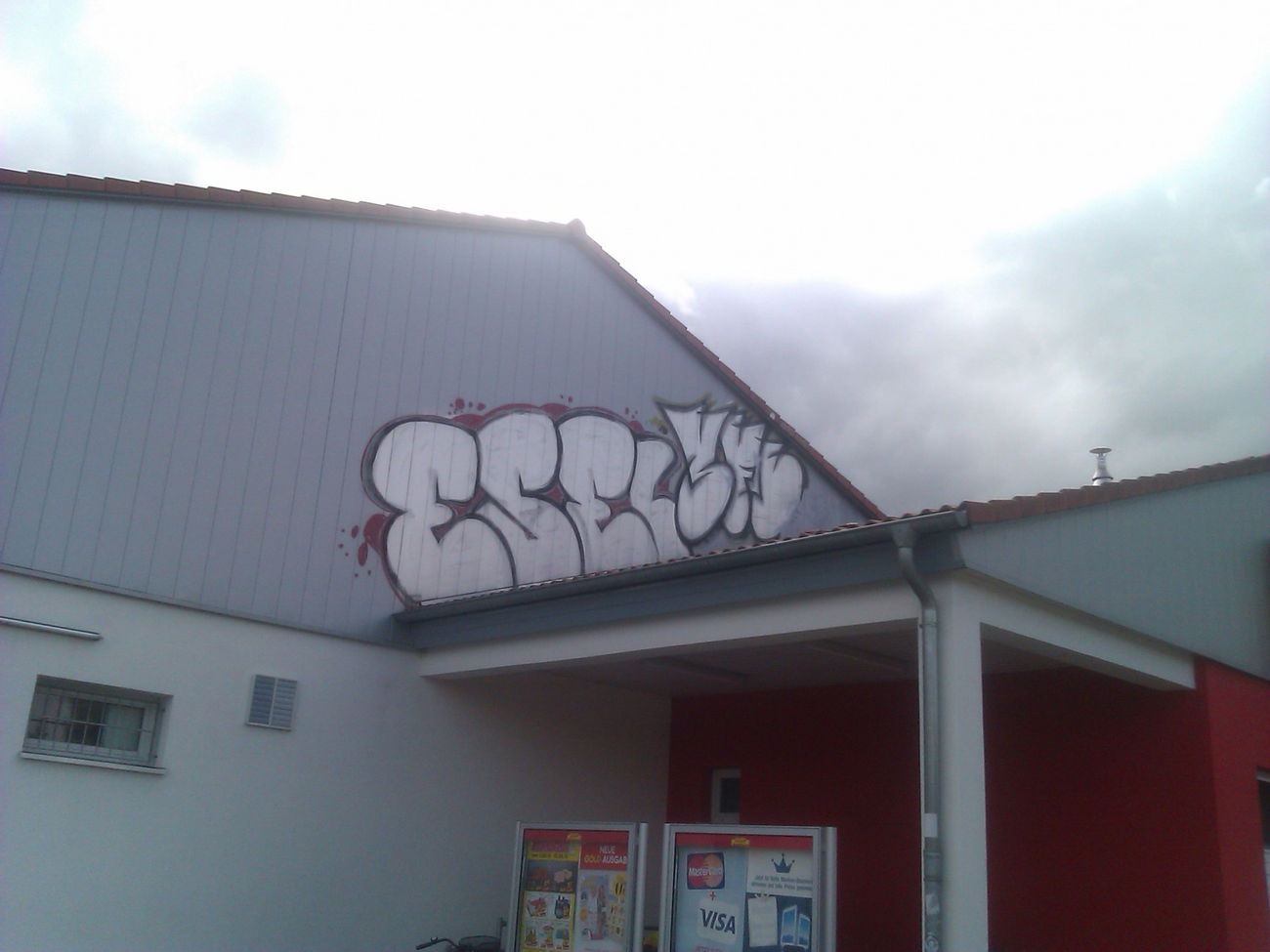 Graffiti Bombing - Photo by DerKoeter - esel, magdeburg, rooftop