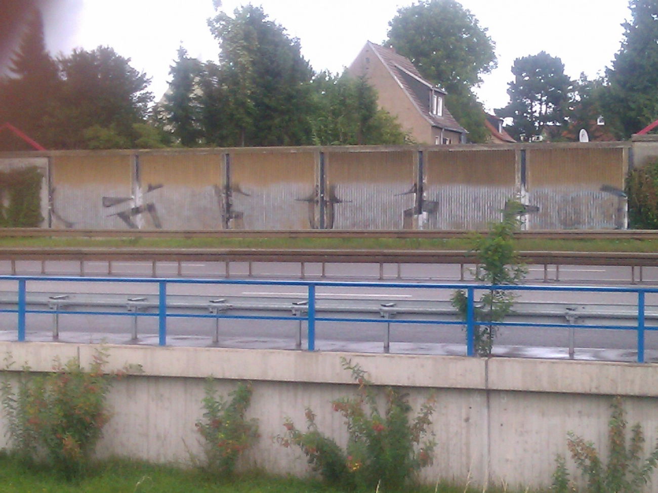 Graffiti Bombing - Photo by DerKoeter - sued, süd, magdeburg