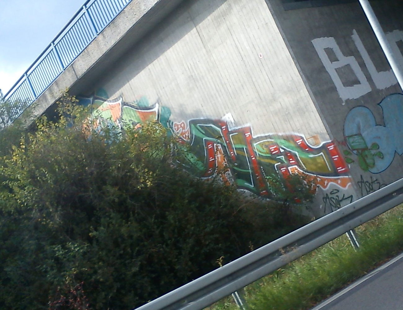 Graffiti Bombing - Photo by DerKoeter - oo, ohoh, crew