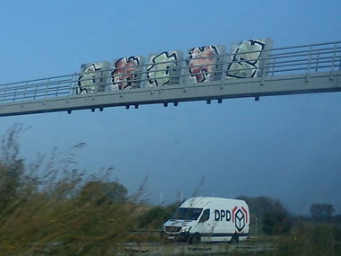 Graffiti Bombing - Photo by DerKoeter - oo, ohoh, crew