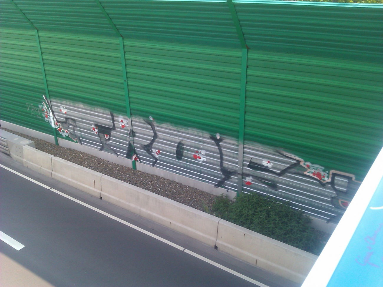 Graffiti Bombing - Photo by DerKoeter - tros, magdeburg