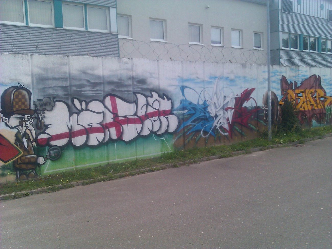 Graffiti Wall - Photo by DerKoeter - mönster, monster, star